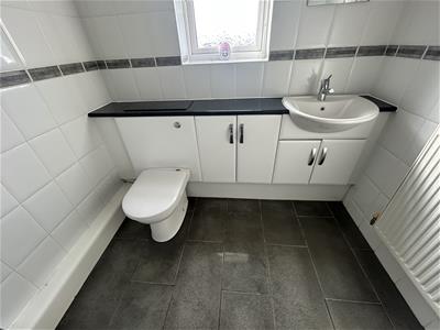 EN-SUITE SHOWER ROOM